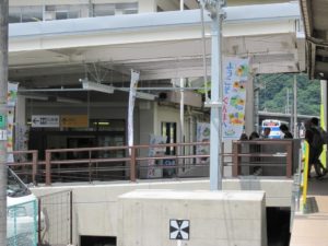 JR吾妻線 長野原草津口駅 改札口 奥に草津温泉行のバスが止まってます