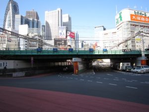 JR湘南新宿ライン 新宿駅 東口 新宿大ガード東交差点
