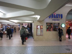 新宿駅西口 地上へのエスカレーター 小田急百貨店本館の中にあります