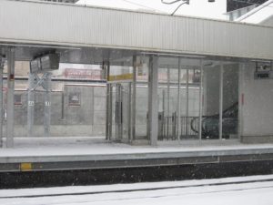 JR函館本線 白石駅 改札口へのエスカレータ ここにも扉がついています