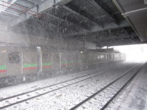 JR函館本線 白石駅 大雪の中を特急が通過した瞬間