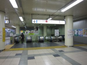 JR横須賀線 東京駅 総武線と横須賀線の地下ホームへのエスカレーター