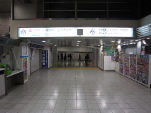 京王線新宿駅 この矢印に従って、京王新線新宿駅に行こうとすると迷子になります