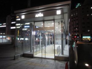 札幌地下街APIAへの入口 寒冷地対策として扉がついています