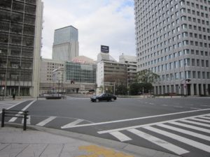 呉服橋交差点 向かって左側が大手町駅 向かって右側が日本橋駅です