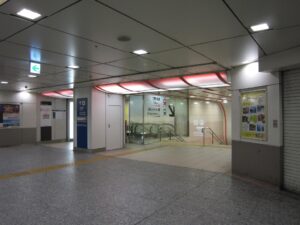 東急東横線 みなとみらい線 横浜駅 西口にあるエスカレーター この下が改札口です