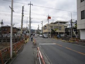 秩父鉄道 御花畑駅 駅前の踏切 御花畑駅は向かって右側にあります