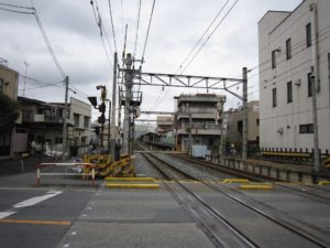秩父鉄道 御花畑駅 駅前の踏切 御花畑駅のホームが見えます
