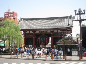 浅草 雷門 この奥に仲見世通りと浅草寺があります