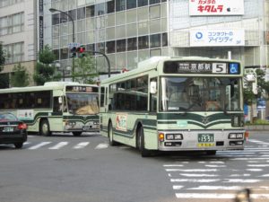 京都市バス 白地に黒の系統番号だと整理券車です 京都駅前バスターミナルにて
