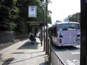 京都市交通局 烏丸丸太町バス停と地下鉄烏丸線丸太町駅