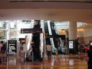 羽田空港 国内線第2旅客ターミナル 2階出発ロビーと1階到着ロビー行き昇りエスカレータ