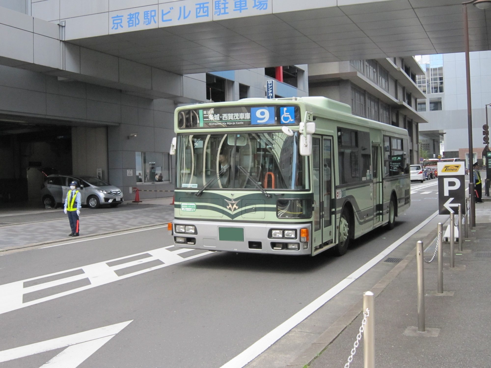 京都市バス 青地に白文字の系統番号だと市内均一料金です 京都駅前バスターミナルにて