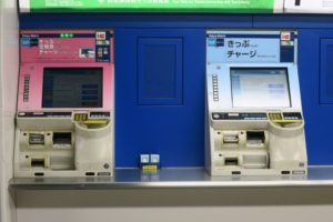 東京メトロ千代田線 日比谷駅 東京メトロの自動券売機 ピンクの自動券売機は定期券が買えます