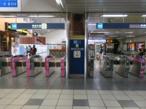 東京メトロ有楽町線 新木場駅 自動改札機 ピンクの自動改札機はICカード専用です