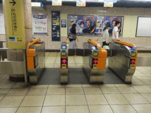 東京メトロ有楽町線 有楽町駅 自動改札機 乗り換えのため改札を出るときは、オレンジ色の自動改札機を通ります