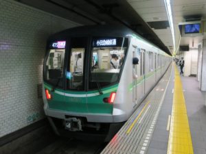 東京メトロ 16000系 前面 表参道駅にて