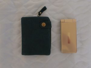 フォリエノ Folieno 日本製 本革 カーフ スウェードＵ字ファスナー 二つ折り財布 tg003c グリーンメンズ イタリアンレザー ガラケーと大きさを比較
