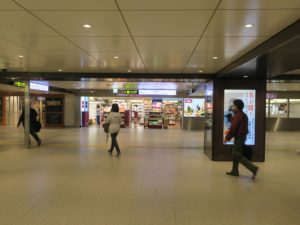 阪急京都線 梅田駅 3階改札口 JR大阪駅へは左に進みます