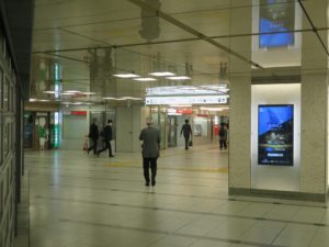 阪急宝塚線 梅田駅 2階中央口と大阪メトロ御堂筋線、JR大阪駅とを結ぶ地下通路