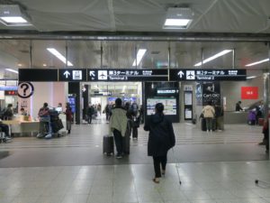 JR成田線 空港第2ビル駅 第3旅客ターミナルへ行く人も、一旦第2旅客ターミナルに入り、1階に行きます