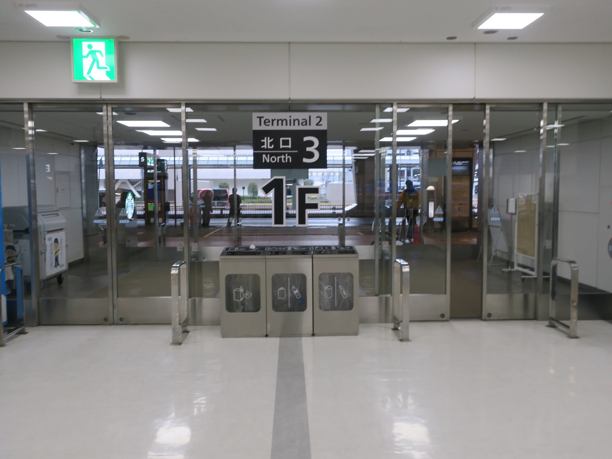 成田空港 第2旅客ターミナル 第3旅客ターミナルへは、一旦出口を出て右に曲がります