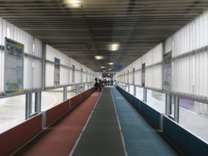 成田空港 第2旅客ターミナルと第3旅客ターミナルとの間の通路 手前が第2旅客ターミナル、奥が第3旅客ターミナル
