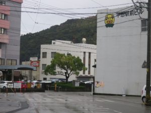 JR牟岐線 阿南駅 西口 富岡バス停はここを道なりに進みます