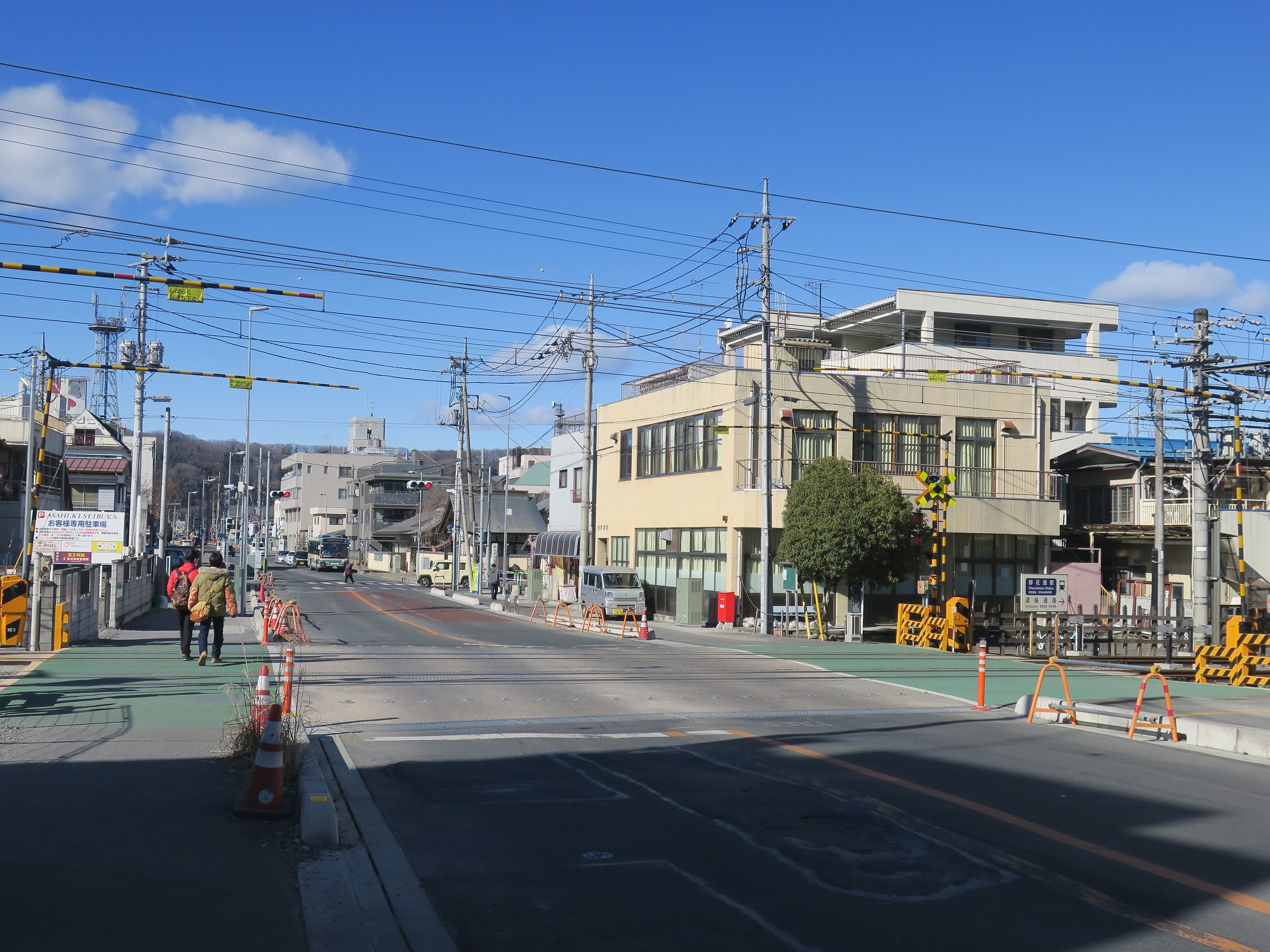 秩父鉄道線 御花畑駅 駅のすぐ近くにある踏切 御花畑駅へはここを右折します