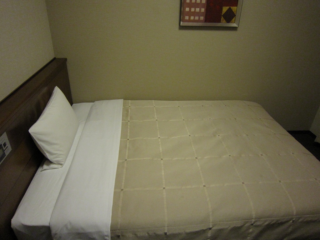ホテル ルートイン 水戸県庁前 シングルルーム ベッド セミダブルで広いです