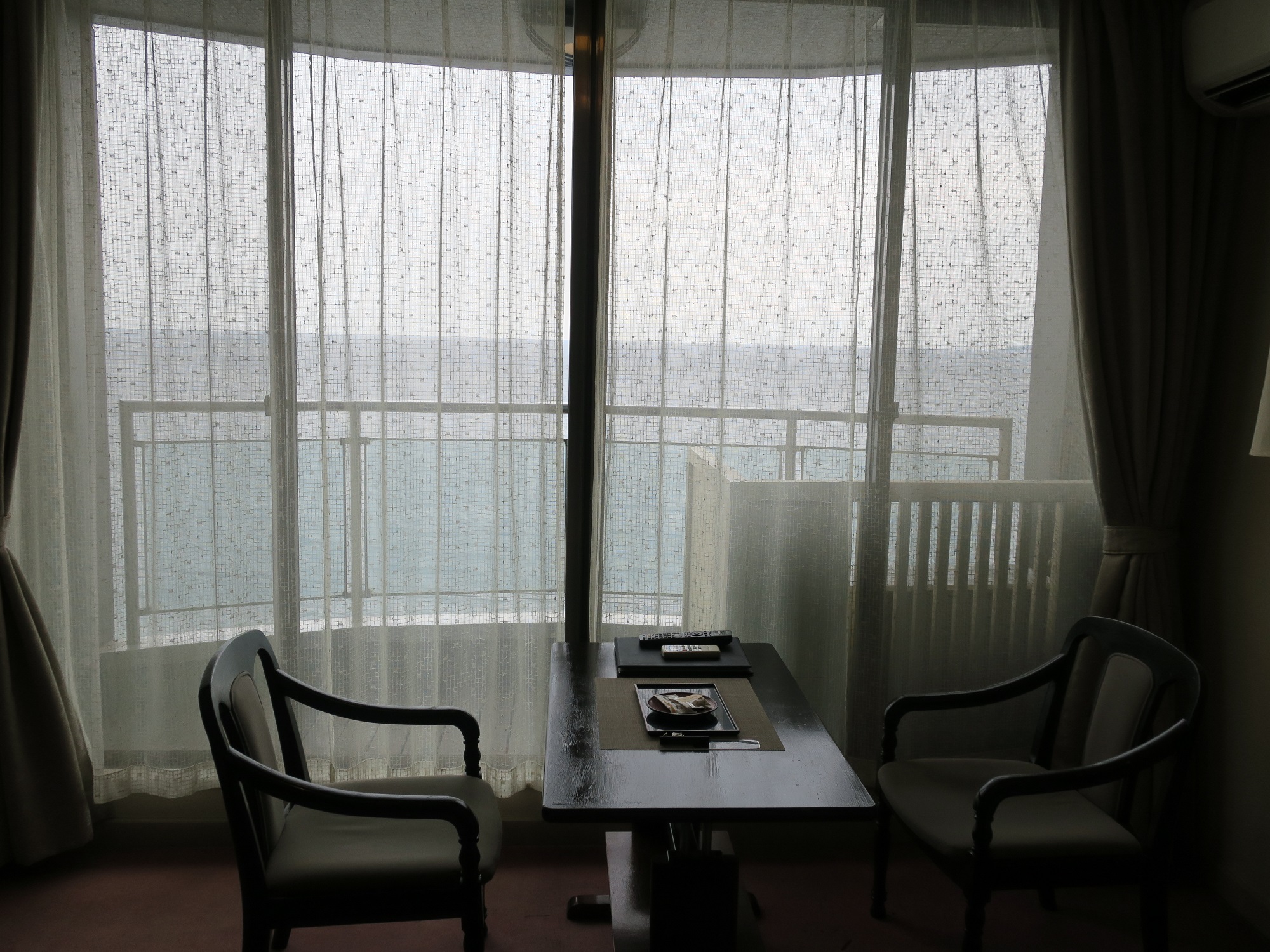 伊豆山温泉 うみのホテル中田屋 ツインルーム 窓際テーブル