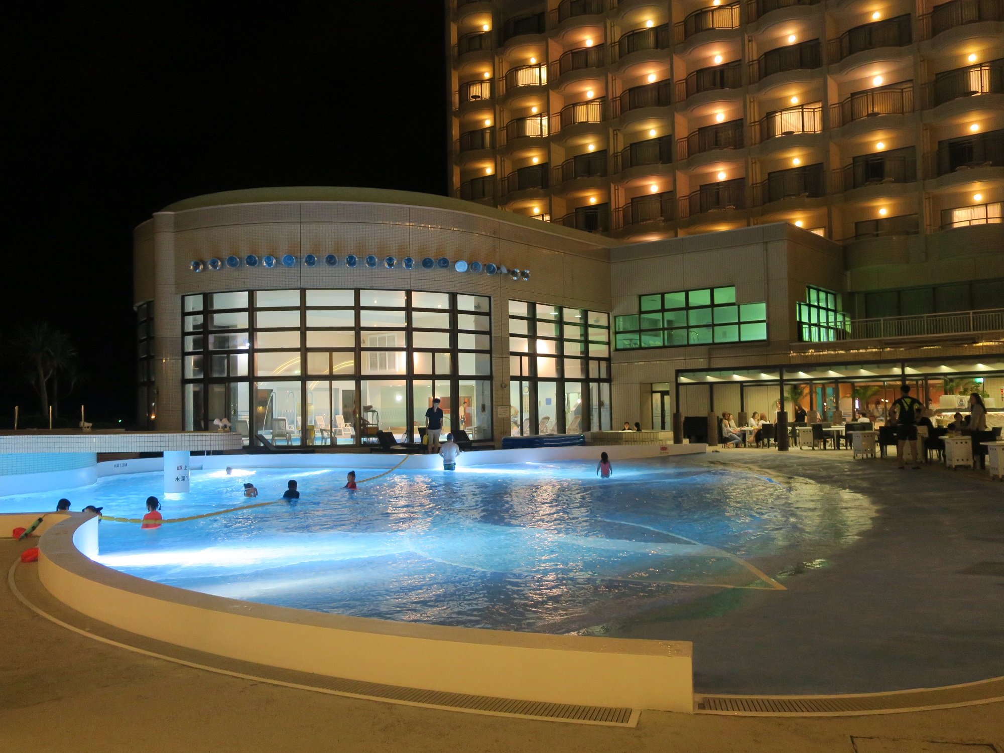 ロワジールホテル那覇 夜の屋外プールと室内プール