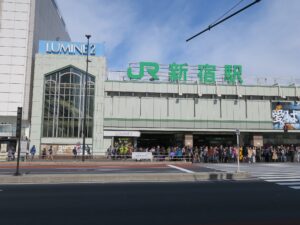 JR山手線 新宿駅 南口駅舎 国道20号線沿いにあります