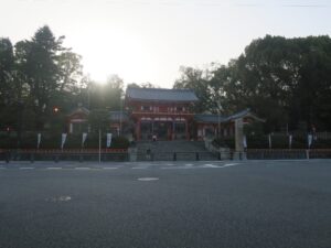 祇園交差点 正面に八坂神社があります