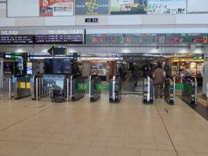JR東海道線 熱海駅 改札口 Suica・PASMO・TOICAなどの交通系ICカード対応の自動改札機が並びます