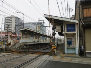 京阪石山坂本線 島ノ関駅 駅前 坂本比叡山口方面行きのホームに駅舎というかブースがあります