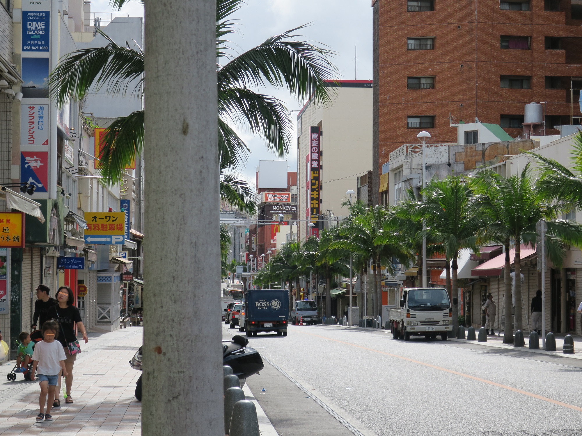 沖縄県 那覇市 国際通り ドン・キホーテの看板が見えます