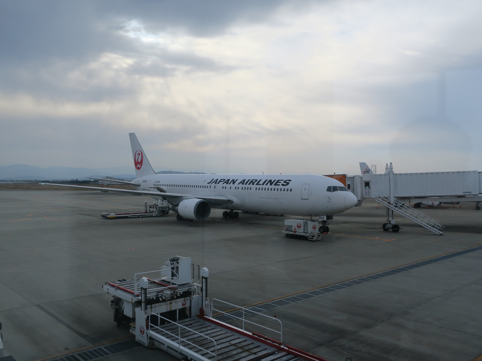 日本航空 B767-300 徳島阿波踊り空港にて