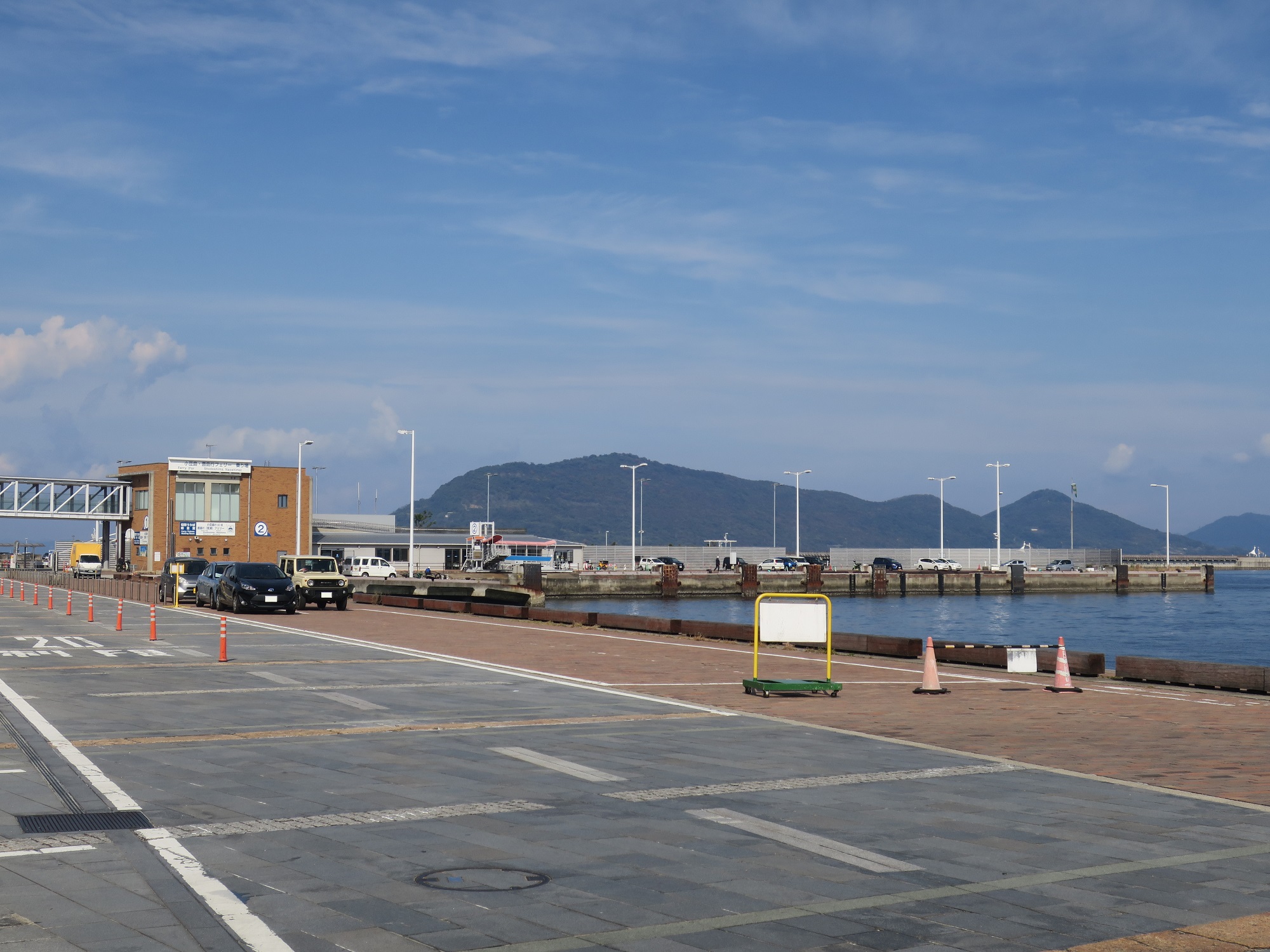 高松港 小豆島（土庄）直島行き フェリー 切符売り場とフェリー乗り場